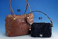 BOGNER-Damenhandtasche, Modell Limerick I, Farbe: Erosion-Black, innen mit rotem Stoff ausgeschlagen, Innenuntereilung, florale PrÄgung, Außen ...