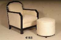 Sessel und dazugehÖriger Pouf, ArtDeco, Frankreich, um 1920, Holz schwarz glÄndzen gefaßt, alleitig umlaufender Rahmen, FÜße vorne leicht ...