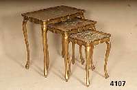 Satz von 3 Beistelltischen, Frankreich, zweite HÄlfte 20. Jhd., im Stil des Barock, Holz gold gefaßt, Dekor auf den Platten partiell zart ...