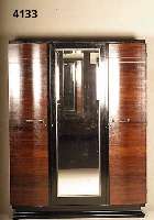 ArtDeco-Schrank, Frankreich, um 1920, Rio- plaisander gespiegelt furniert, zum Teil schwarz abgesetzt, leicht geschwungene TÜren mit aufgelegten ...