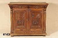 Anrichte, Belgien, um 1900, Hartholz, Eiche massiv, auf Rahmen gearbeitet, 2 FronttÜren mit reicher Schnitzarbeit, Kassetten aus dem vollen Holz, ...