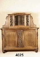 Aufsatzbuffet, deutsch, um 1910, Eiche massiv, Eichefurnier, Oberteil verglast, mit aufgesetzer Ornamentik geschnitzt, Unterteil mit FrÜchtekelch ...
