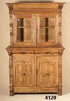 AufsatzmÖbel, Belgien, um 1890, Eiche massiv , Vitrinenaufsatz mit facettiertem Glas, ge- schnitzte Verzierungen und Maskeron, voll- plastische ...