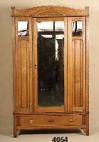 Kleiderschrank, Frankreich, um 1910, Jugend- stil, Eiche massiv, mit leichter Schnitzerei, profilierte Leisten, 2 kleine und 1 großer Spiegel, ...
