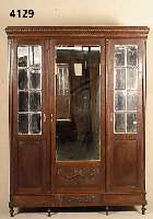 Kleiderschrank, Frankreich, um 1910, Eiche massiv, mit aufgelegter Schnitzerei, profi- lierte Kerb- und Perlleisten, 3-tÜrig, 2 kleine TÜren mit ...
