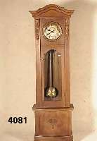 Standuhr, deutsch, um 1920, mittelbraunes EichefurniergehÄuse, Sichtglas des Pendels defekt, aufgesetzte Blatt- und Kelchschnitzer- ei, Kopfteil ...