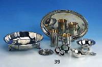 Konvolut in Silber, best. aus: Anbietschale auf 3 FÜßen, 835er Silber; Tablett mit Zierrand, 800er Silber; 2 Becher, 800er Silber, 1 x Monogr. ...