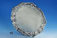 Tablett, wohl England um 1900, Silber gepr., Punzen unleserlich, Rand mit stil. Muscheldekor, D ca. 30 cm, ca. 620 g