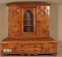 SpÄtes JugendstilmÖbel, wohl MÜnchen, Umkreis MÜnchner WerkstÄtte, Korpus Hartholz/Weich- holz, Wurzelnußfurnier in Karo und Rechtecken ...