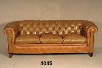 3-sitzer Sofa, nach englischem Vorbild, 60er Jahre, lose Kissen, RÜcken und Seiten ge- noppt und geheftet, okerfarbener Lederbezug, sehr bequem, ...