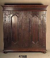 Schrank, mitteldeutsch, Front um 1680/1700, Eiche massiv, florale Flachschnitzerei aus dem Vollholz, im Ende des 19. Jhds. durch Kopf Fuß und ...