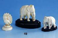 Konvolut 3 Elfenbeinminiaturen, Indien, 2 x Elefantendarstellung H. ca. 3.6 cm (mit 1 Rep.-Stelle und min. Klebespuren) und 5.1 cm beide auf ...