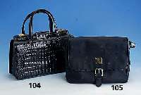 Tasche, braunes Lackleder mit KrokoprÄgung, Inneneinteilung mit Reißverschluß und Druck- knopf, 2 Tragegriffe, ca. 34.5 x 23 cm, Tragesp.