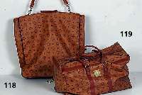 MCM- Reisetasche, typ. MCM-Dekor mit braunem Leder abgesetzt, Nr. 40451, 2 Trage- griffe und 1 Trageriemen, Gebr.-Sp., ca. 60 x 37 cm