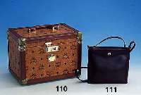 MCM-Beauty-Case, typ. MCM-Dekor mit braunem Leder abgesetzt und mit VerschlÄgen, Nr. 38156, Zahlenschloß, Innenspiegel, Innenein- teilung, min. ...
