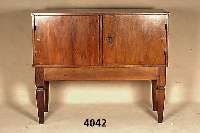 Halbschrank, wohl deutsch, um 1760, Louis XVI, wurde als Dokumentenschrank bzw. Thaler- katze genutzt, Eiche massiv, verkrÖpfte Eisen- ...