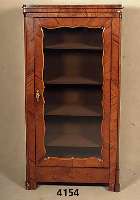 Vitrinenschrank, mitteldeutsch, um 1840/50, Korpus Weichholz, Pyramidenmahagoni gespiegelt , abgeplattete Kanten, drei EinlegebÖden, leichte ...