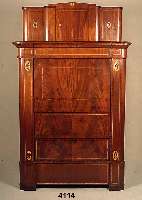 Schrank, deutsch, um 1830/40, Biedermeier, Korpus Weichholz, Mahagonifurnier, Pyramiden- mahagoni z.T. gespiegelt furniert, Aufsatz mit ...