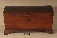 Runddeckeltruhe, deutsch, um 1850/60, Weichholz, dunkel gebeizt, Alters- und Gebrauchsspuren, ca. 71x129x66 cm
