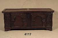 Linnentruhe, wohl norddeutsch, um 1760, z.T. auf Rahmen gearbeitet, Eiche massiv, Deckel einfach getreppt, mit Zierleiste, Front mit aufgelegten ...