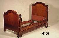 2 Betten, deutsch, um 1860, Korpus Weichholz , Mahagonifurnier, neugothischer Stil, seit- lich geschnitzt, hervorragende QualitÄt, ca. ...