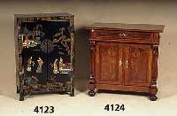 Halbschrank, deutsch, um 1880/90, Korpus Weichholz, Wurzelfurnier, z.T. gespiegelt, auf Rahmen gearbeitet, aufgesetzte Leisten, Lisenen 3- bzw. ...