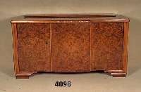 Anrichte, deutsch, um 1928/30, Korpus Buche, Weichholz, Edelholz, Wurzelnußfurnier in sich doppelt bzw. 4-fach gespiegelt, durchlaufend sehr ...