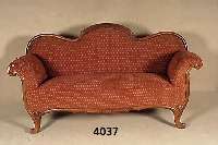 Sofa, sÜddeutsch, um 1835/40, Korpus Weich- holz, Buche massiv, Rahmen Nußbaum massiv, 3-fach geschwungen, Zarge passig, Fuß mit FÄcher und ...