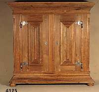 Wellenschrank, deutsch, im Stil von 1730/40, Front auf Rahmen gearbeitet, Eiche massiv, Lisenen 3-fach gewellt, Kanten abgeplattet mit ...