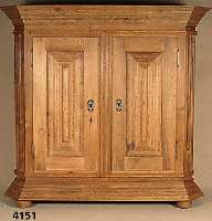 Wellenschrank, deutsch, im Stil von 1730/40, Front auf Rahmen gearbeitet, Eiche massiv, Lisenen 3-fach gewellt, Kanten abgeplattet, Kopf reich ...