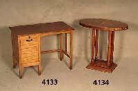 Beistelltisch, deutsch, um 1900/10, Jugend- stil, 4 SÄulenfÜße, auf Podest, ovale Platte mit Zarge, Wurzelnußfurnier, mittig Rhombus in ...