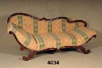Recamiere, deutsch, um 1840/45, Korpus Weichholz, Wurzelnußfurnier gespiegelt, ausge- fallenes Design, Lehne 3-fach geschwungen mit zwei ...