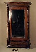 WÄscheschrank, deutsch, um 1880/90, GrÜnder- zeit, Korpus Weichholz, Front auf Rahmen ge- arbeitet, Lisenen mit 3/4-SÄulen, reiche ...