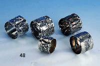 Konvolut 5 Serviettenringe, deutsch und Belgien, 2 x Silber (1 x Delhize), 3 x Metall davon 1 x WMF, z.T. floral verziert bzw. klassizistisch., 2 ...