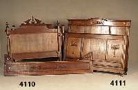 Bett, wohl deutsch, um 1900, Eiche massiv, mit LÖwenkopfschnitzerei, einseitig an der Wand aufstellbar, Aufsatz und Zapfen original, 2 Zapfen ...