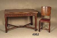 Tisch und 6 StÜhle, Frankreich, um 1920, ArtDeco, Eiche massiv, Wurzelnußfurnier, Flachschnitzerei, 6 StÜhle mit rotem Kunst- lederbezug, Tisch ...