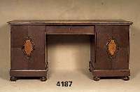 Schreibtisch, deutsch, 30er Jahre, Hartholz, Weichholz, TÜrfÜllungen mit aufgesetzter Wurzelnußornamentik, eine Schublade, ca. 78x 160x75 cm