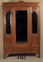 Kleiderschrank, deutsch, um 1910, Jugendstil , Eiche massiv und Weichholz, leichte florale Schnitzerei, Kopfteil geschwungen, zwei ...