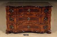 Doppelt geschweifte Kommode, Barockstil, Front horizontal aufgebaut, dickes Nußbaum- bzw. Pflaumenfurnier, Bandintarsien, z.T. rhomboid ...