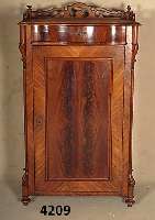 Vertiko, sÜddeutsch, um 1840/45, Korpus Weichholz, Mahagonifurnier, Pyramidenmahagoni- furnier doppelt gespiegelt, Platte und Seiten- zierteile ...