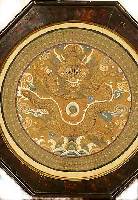 Stickerei(Goldfaden), China, um 1870, Seide und Goldfaden, ca. durchmesser 43 cm, SchÄtzwert: 1200.- EURO, EHZ: 2, unter Glas/gerahmt