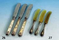 12 FrÜhstÜcks-/Marmeladenmesser, Griffe 800er Silber gefÜllt, deutsch um 1890, Klingen aus Horn, floraler Dekor, z.T. mit Monogr., ...