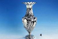 Balustervase, 925er Silber, ca. 1130 g, reicher Dekor mit AkanthusblÄttern, z.T. punziert und nachgestochen, H ca. 44 cm, min. verbeult, nicht ...