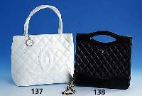 Chanel-Tasche, weißes Leder, abgesteppte Rauten, großes CC-Zeichen, rÜcks. Außenein- stecktasche, RV m. verchr. CC-Plakette als Zipper, 2 ...