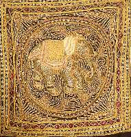 Stickerei, Asien, um 1920, ca. 30 x 27 cm, Schätzwert: 700.- EURO, EHZ: 3