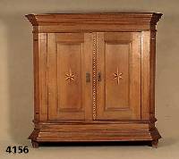 Dielenschrank, SÜdhessen, um 1770, Eiche massiv, RÜcken Weichholz, auf Rahmen gearbei- tet, sparsame Sternintarsien in Mahagoni und Ahorn, ...