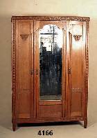 Kleiderschrank, Frankreich, um 1920, ArtDeco , Weichholz, Eiche massiv, 3-tÜrig, mit facet- tiertem Spiegel, aufgelegte Schnitzerei, 3 ...