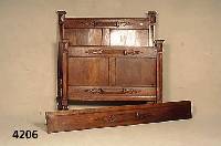 Bett, Frankreich, um 1920, Eiche massiv, aufgelegte Schnitzerei, quadratische EcksÄulen mit LÄngsnutenprofil, Gebrauchsspuren, ca. 136x127x190 cm