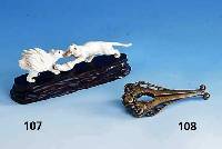 Schneeleopard bei der Jagd, China 50er Jahre, Elfenbein, fein geschnitzt, voll- plastische Tierdarstellung, lose auf Sockel liegend, L. ca. 23 cm