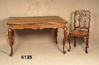 Ausziehtisch mit 4 StÜhlen, deutsch, um 1910, Eiche massiv, Tischplatte mit Einlegemuster in Rautenform, Beine geschwungen, partiell geschnitzt, ...
